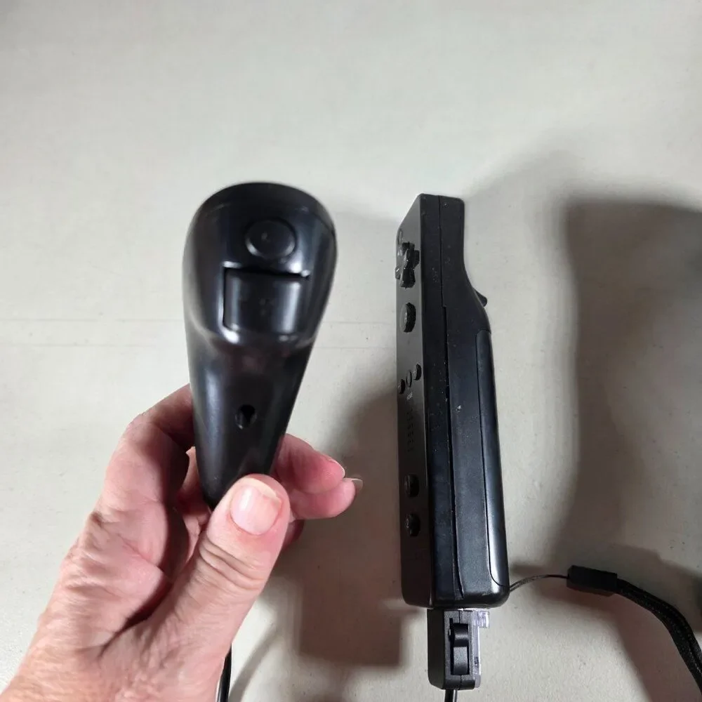 Wii Nunchuck + Remote w/ MotionPlus – Black – Silicone Cover – Generic Brand